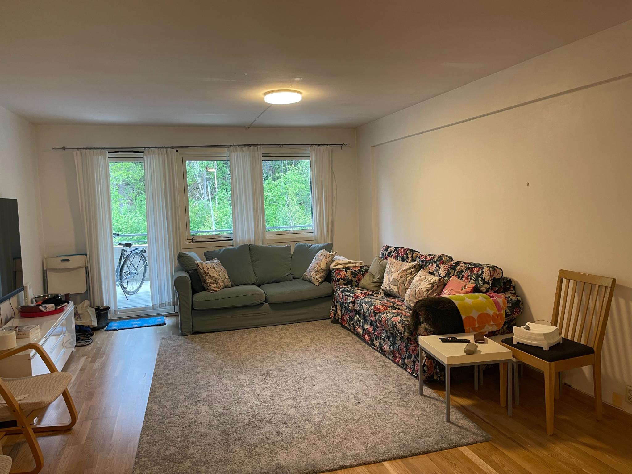 Stor stue med masse naturlig lys og adkomst rett til veranda og hage. 